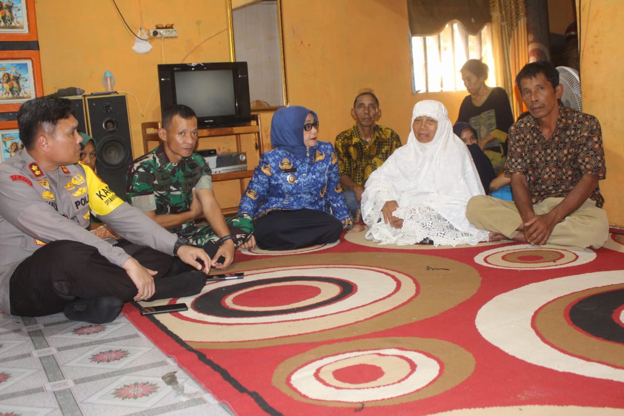 berbagi takjil dan paket sembako