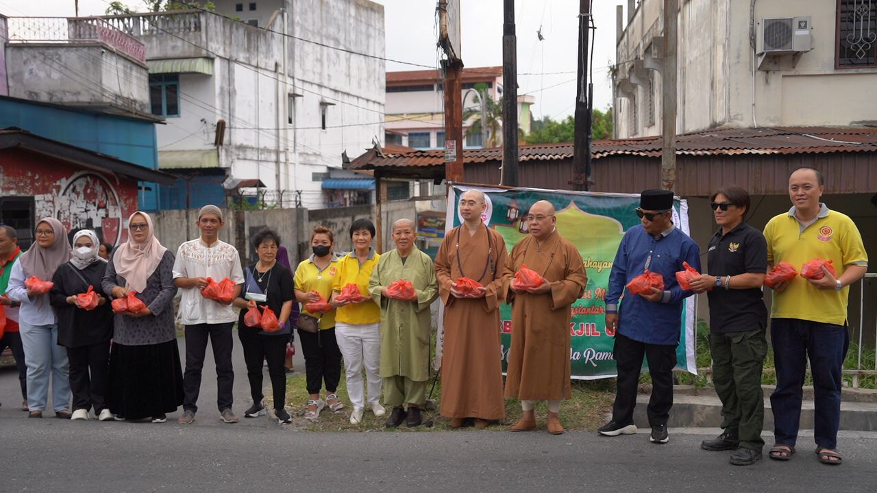 berbagi takjil dan paket sembako