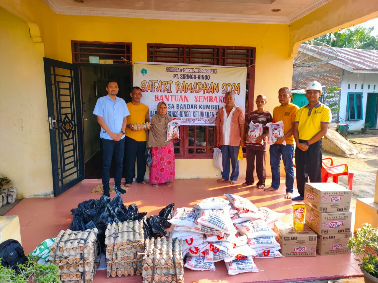 PT Siringo-Ringo Beri Bantuan Paket Sembako Kepada Masyarakat Sekitar Operasional