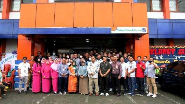 Wali Kota Pematang Siantar Potong Tumpeng Pada HUT Bank Sumut ke-61